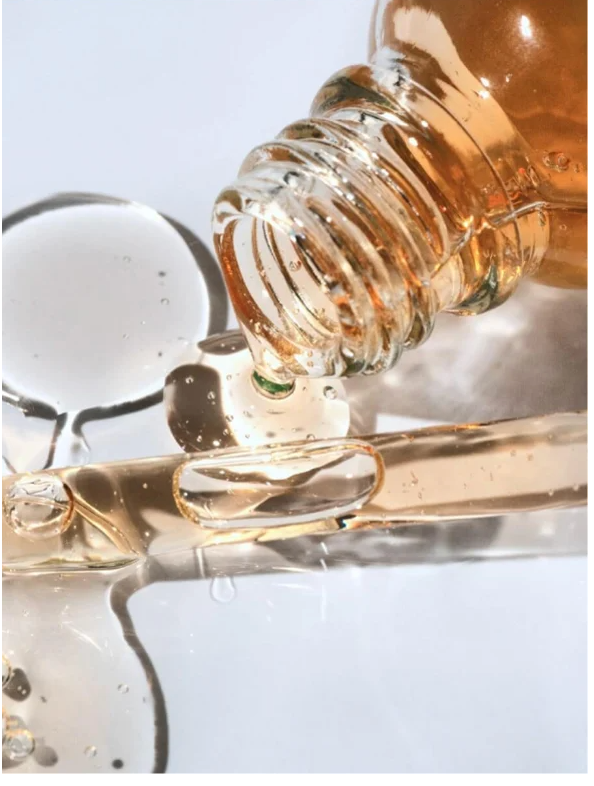 Antioxidant Ginkgo Gel Booster poured from a bottle, showcasing its gel texture and nourishing droplets.